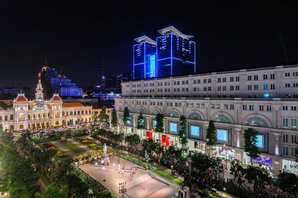 Phố đi bộ Nguyễn Huệ là gợi ý đầu tiên khi không biết đi chơi đêm Sài Gòn ở đâu