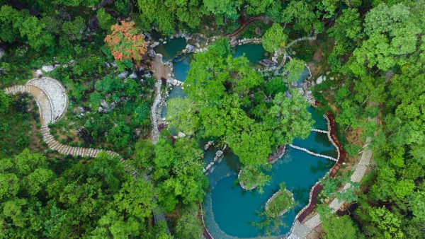Không gian rừng xanh, hơi nước bốc lên nhẹ như sương khiến nơi đây tựa chốn bồng lai giữa núi rừng Tây Nguyên