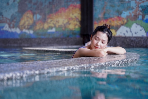 Việc thư giãn sau khi tắm sẽ giúp cơ thể phục hồi, kéo dài cảm giác sảng khoái và dễ chịu cho chuyến đi tắm suối của bạn