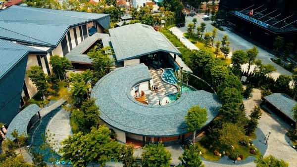 Sự giao thoa giữa yếu tố trị liệu và nghỉ dưỡng cao cấp, rất phù hợp với gia đình và cặp đôi muốn tìm kiếm không gian chăm sóc sức khỏe trọn vẹn