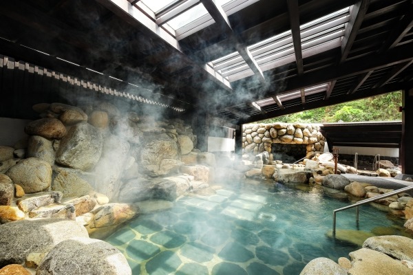 Có khu tắm khoáng riêng tư và khu onsen công cộng tách biệt, mang lại sự riêng tư tuyệt đối