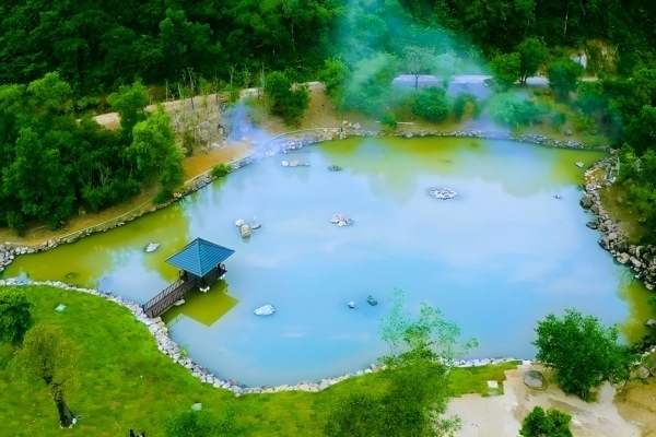 Suối khoáng nóng Bang nơi nguồn khoáng nóng tự nhiên bốc hơi giữa núi rừng xanh mát