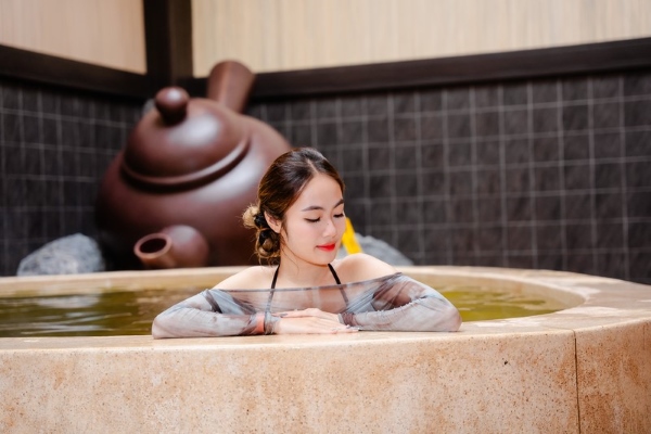Nếu bạn lần đầu trải nghiệm tắm khoáng Onsen, đừng ngại hỏi nhân viên hướng dẫn