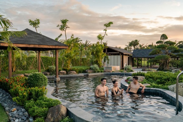 Lạc vào hang động tắm khoáng Onsen chuẩn Nhật Bản tại Minera Hot Springs Bình Châu