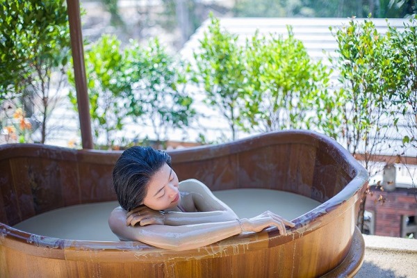 Bạn có thể chọn tắm bùn khoáng tại bồn riêng đề có sự riêng tư, thoải mái