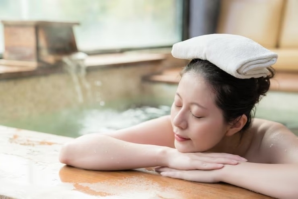Hãy để cơ thể bạn được thư giãn hoàn toàn khi tắm khoáng Onsen