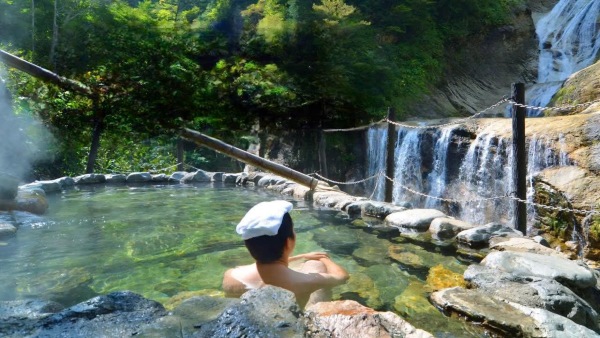 Tắm khoáng Onsen là cách tuyệt vời để cơ thể được nghỉ ngơi và phục hồi