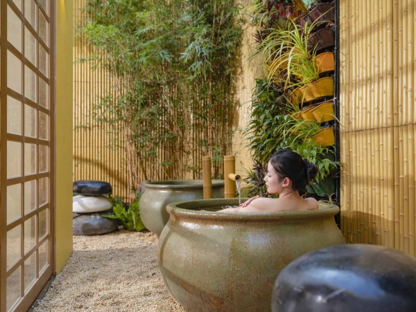 Trải nghiệm tắm khoáng Onsen đặc trưng với bể tắm hoàn nguyên và bể Microbubble tại Flamingo Cát Bà Resort