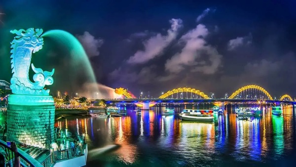Đến thành phố Đà Nẵng về đêm phải ghé đến Cầu Rồng chiêm ngưỡng rồng phun nước