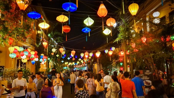 Tham qua Khu phố lồng đèn Hội An và thưởng thức ẩm thực đêm tại đây