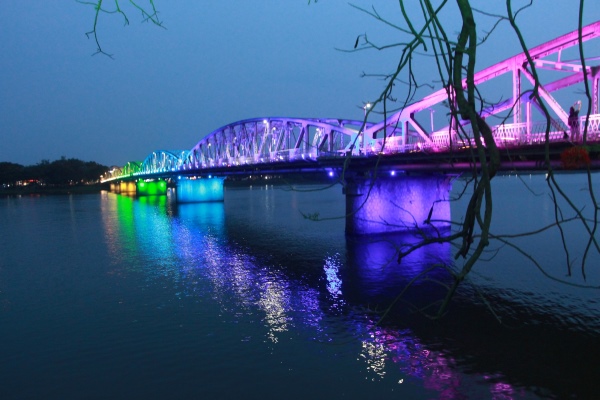 Huế về đêm ấn tượng với dòng sông Hương và ánh đèn lung linh trên cầu Tràng Tiền