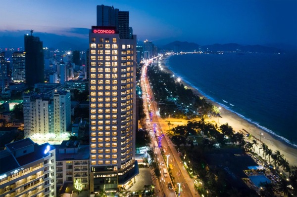 Dạo quanh con đường Trần Phú, phường Nha Trang để hòa vào khung cảnh sôi động của thành phố về đêm