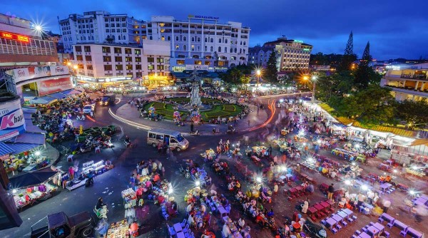 Dạo quanh Xuân Hương - Đà Lạt về đêm và ghé chợ thưởng thức các món ăn dân dã đặc trưng tại đây