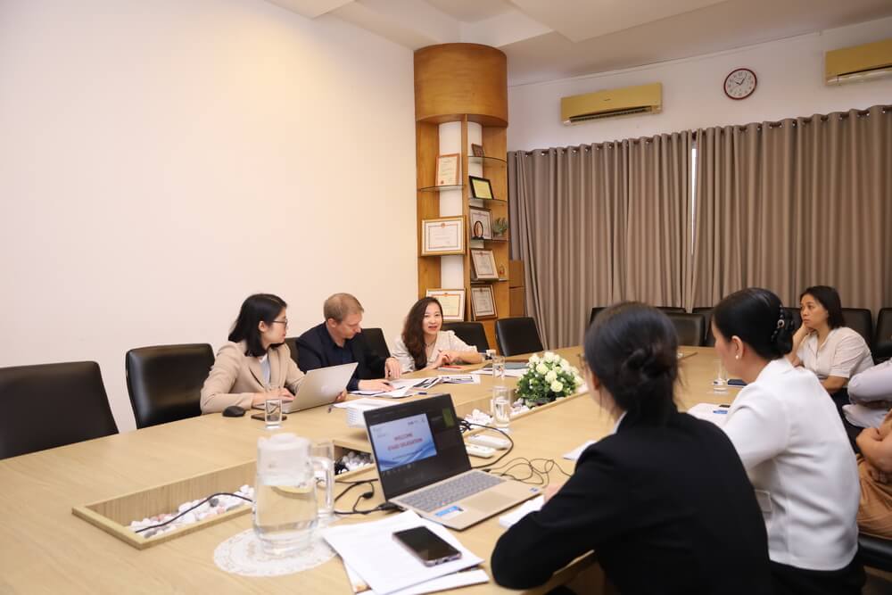 Bà Đặng Phương Anh – Quản lý Hợp phần Nâng cao chất lượng nguồn nhân lực Dự án ST4SD trao đổi tiến độ