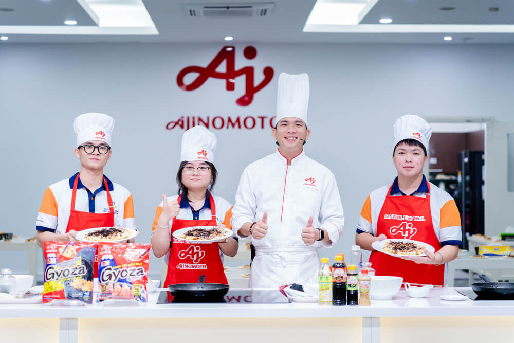 Các bạn sinh viên được chế biến Món bánh xèo Nhật Bản