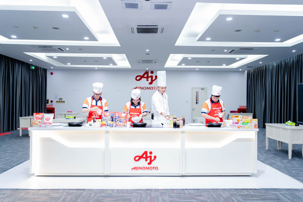 Các bạn sinh viên được hướng dẫn chế biến Món bánh xèo Nhật Bản