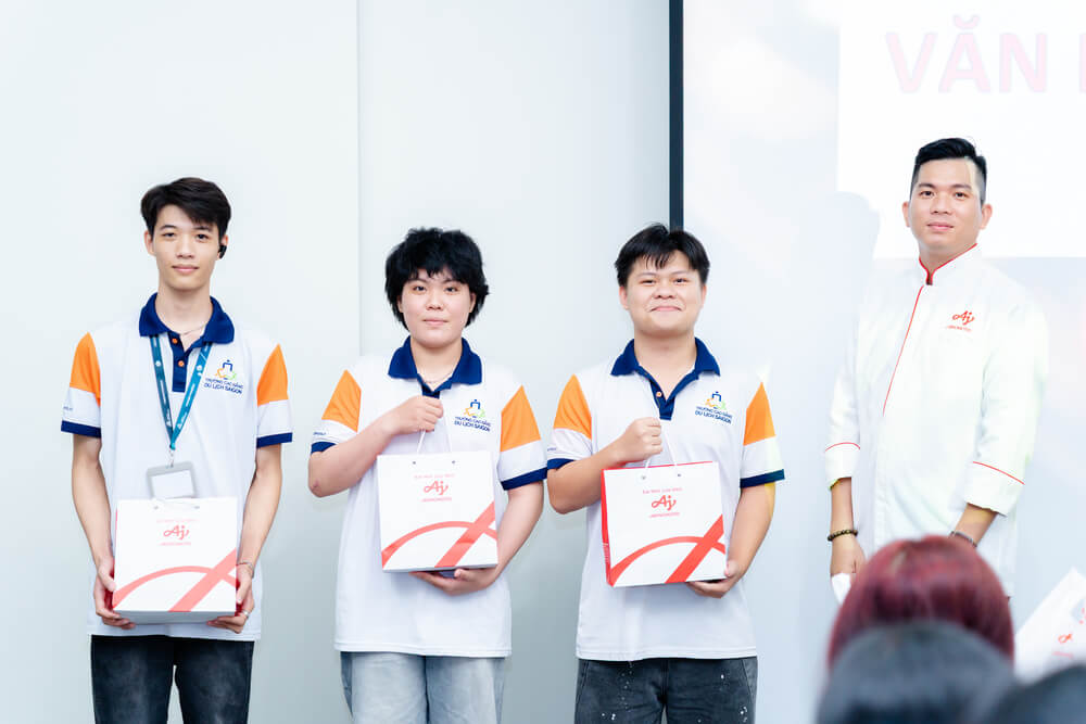 Các bạn sinh viên được tặng quà khi tham dự chương trình tham quan Nhà máy Ajinomoto Long Thành