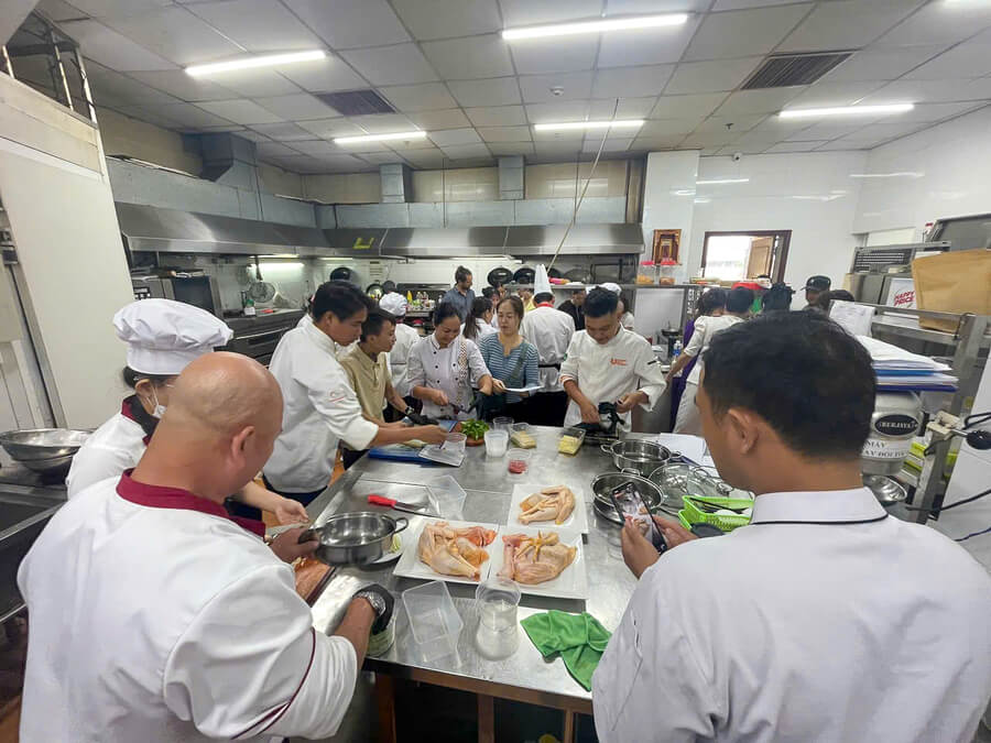 Các học viên chế biến món ăn