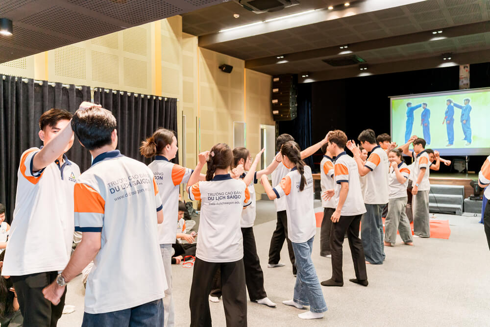 Các sinh viên thực hành hăng say