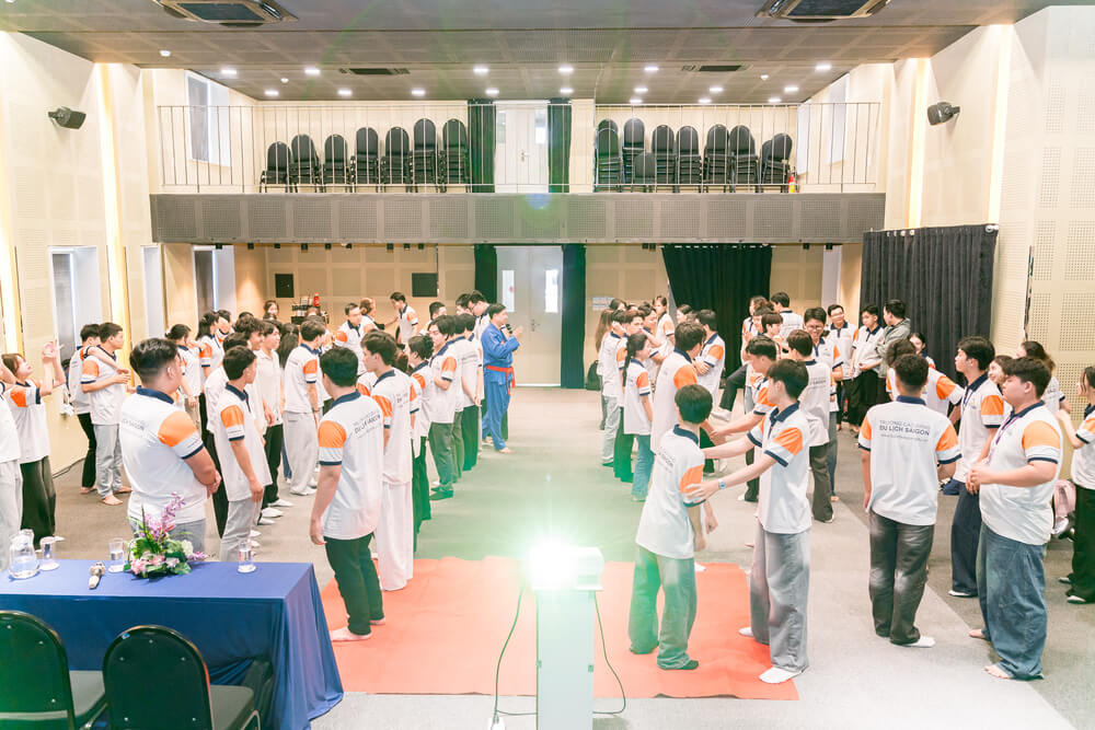 Các sinh viên thực hành theo nhóm