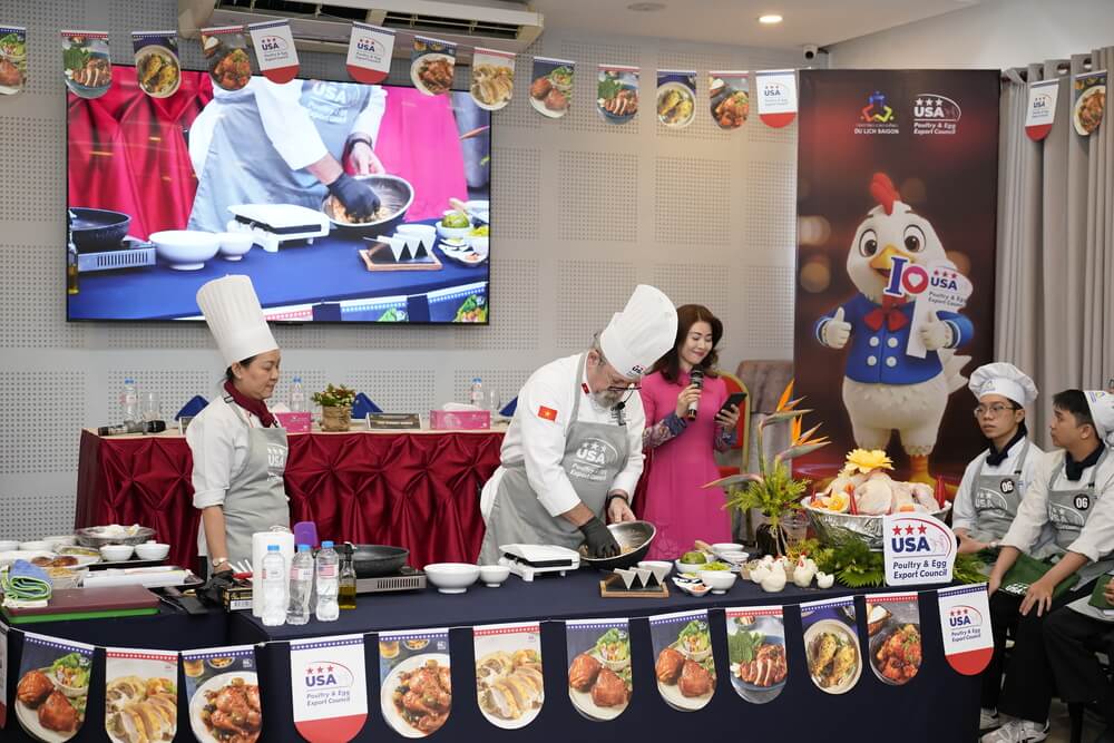 Chef Norbert Ehrbar demo món ăn từ Gà Mỹ