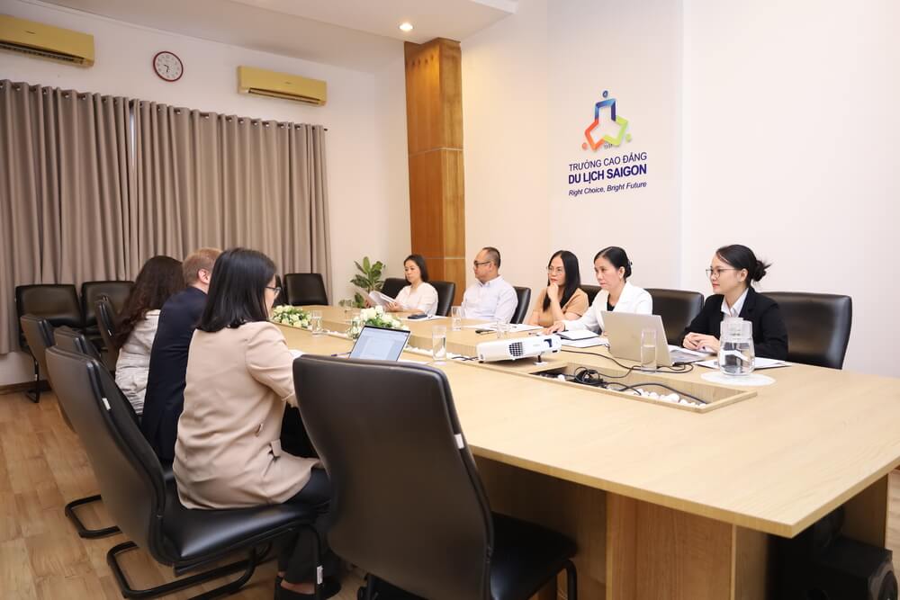 Đại diện dự án ST4SD và Trường Cao đẳng Du lịch Sài Gòn cùng trao đổi về tiến độ triển khai