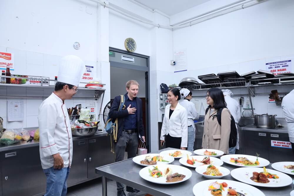 Đoàn ST4SD tham quan phòng Bếp