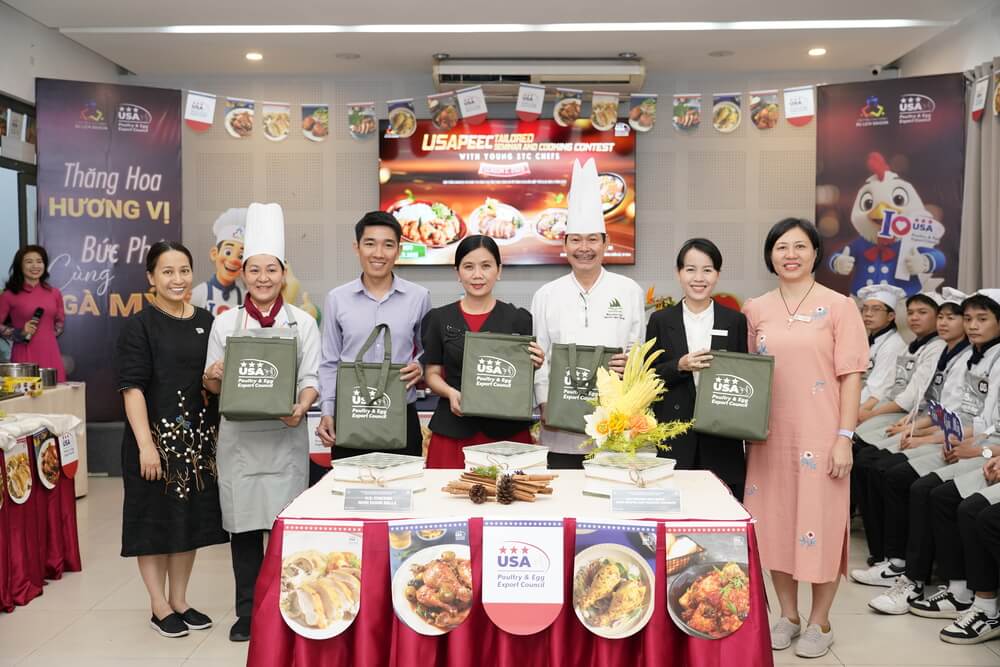 Nhà Tài trợ USAPEEC gửi quà tặng đến các Quý Thầy Cô đại diện Trường