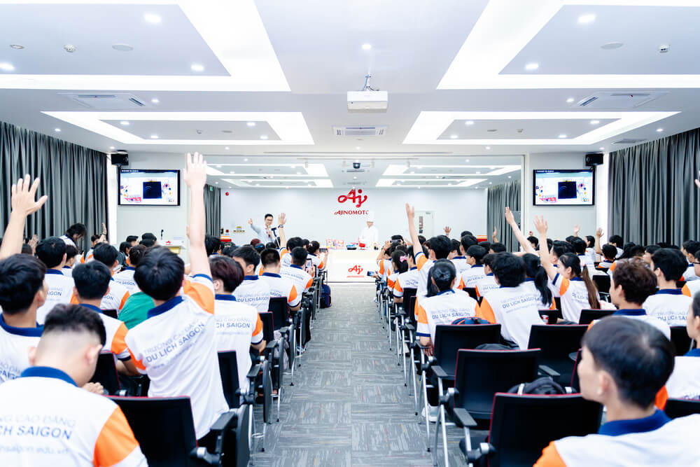 Sinh viên được bồi dưỡng kiến thức tại nhà máy Ajinomoto Long Thành