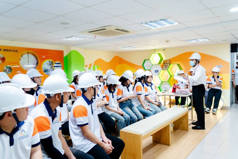 Sinh viên được hướng dẫn khi tham quan nhà máy Ajinomoto Long Thành