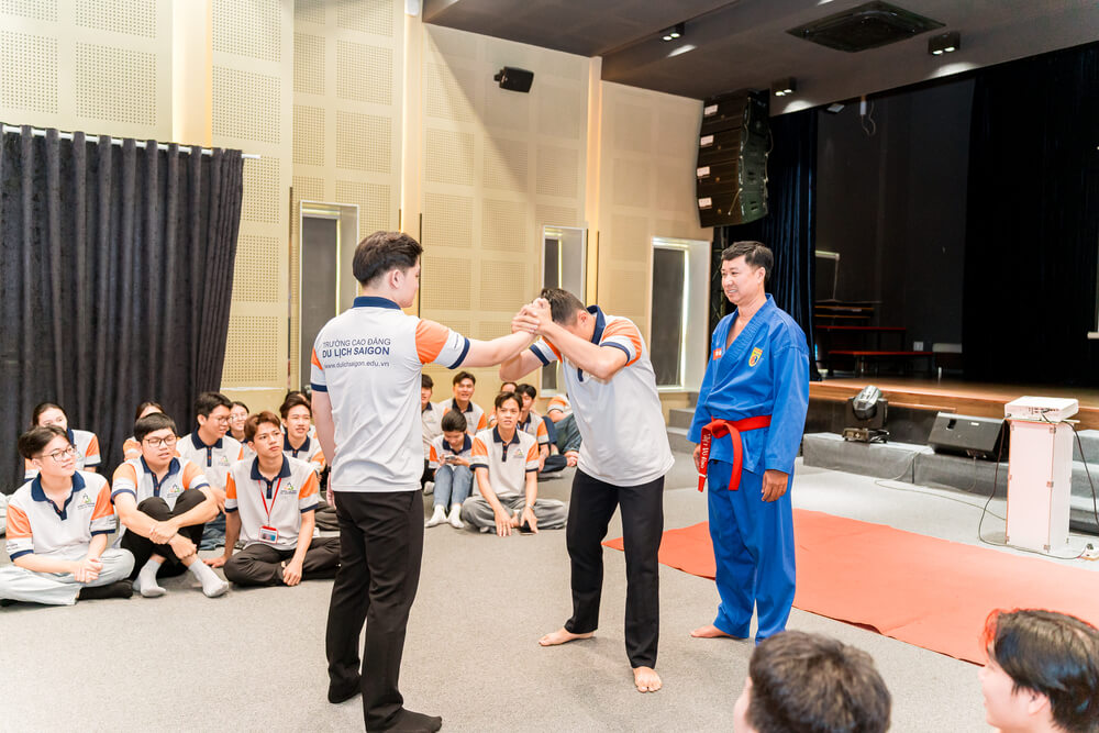 Sinh viên được trực tiếp hướng dẫn bởi võ sư Trần Thanh Minh