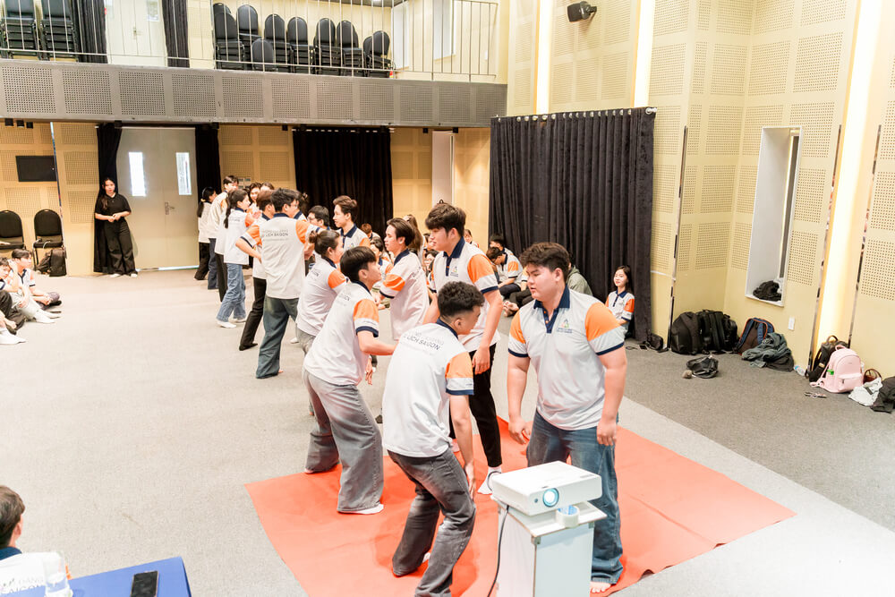 Sinh viên thực hành các động tác