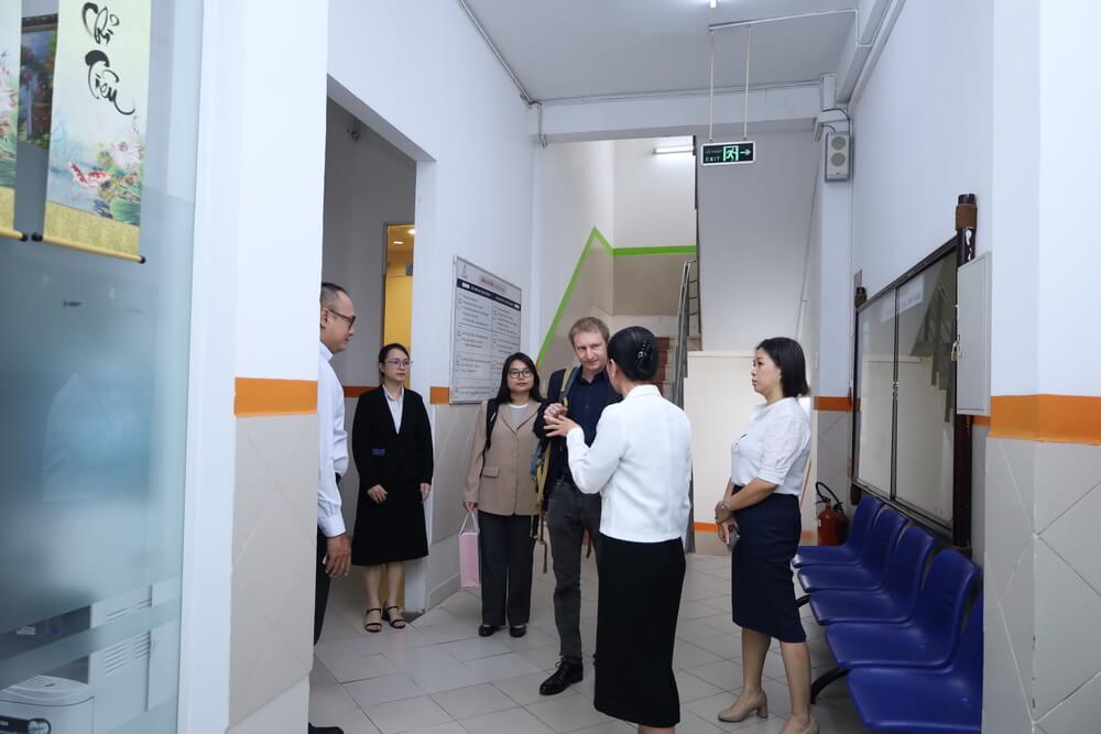 Tham quan các phòng thực hành tại trường