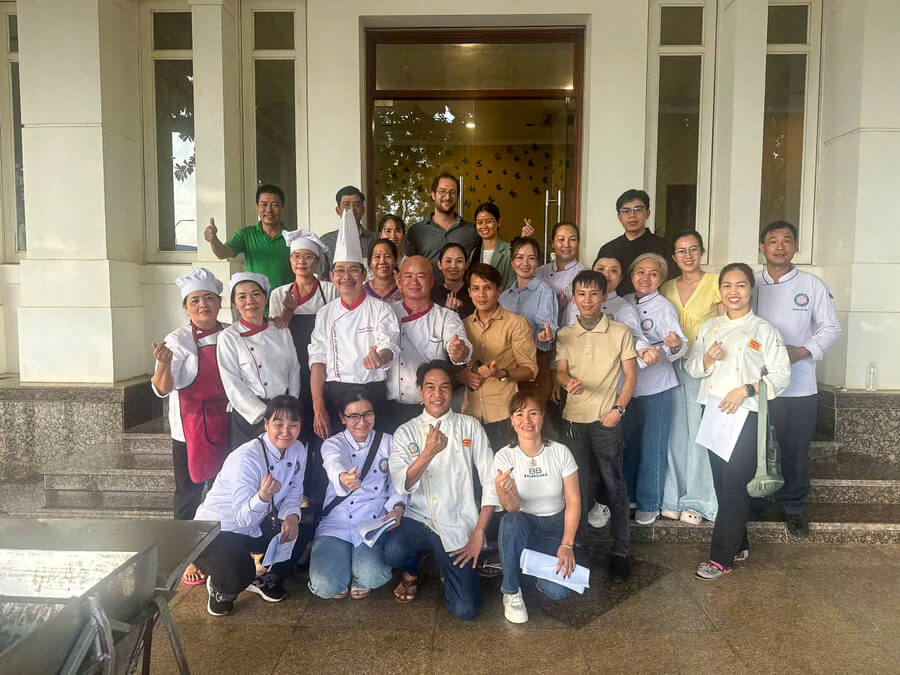 Thầy Thông chụp ảnh lưu niệm cùng các học viên