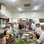 Thầy Thông hướng dẫn thực hiện món ăn