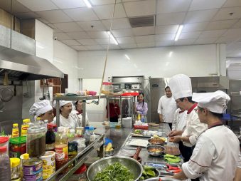 Thầy Thông hướng dẫn thực hiện món ăn