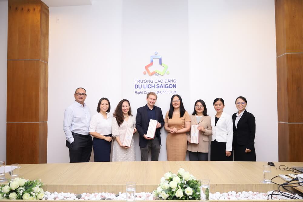 Trường Cao đẳng Du lịch Sài Gòn và dự án ST4SD chụp ảnh lưu niệm