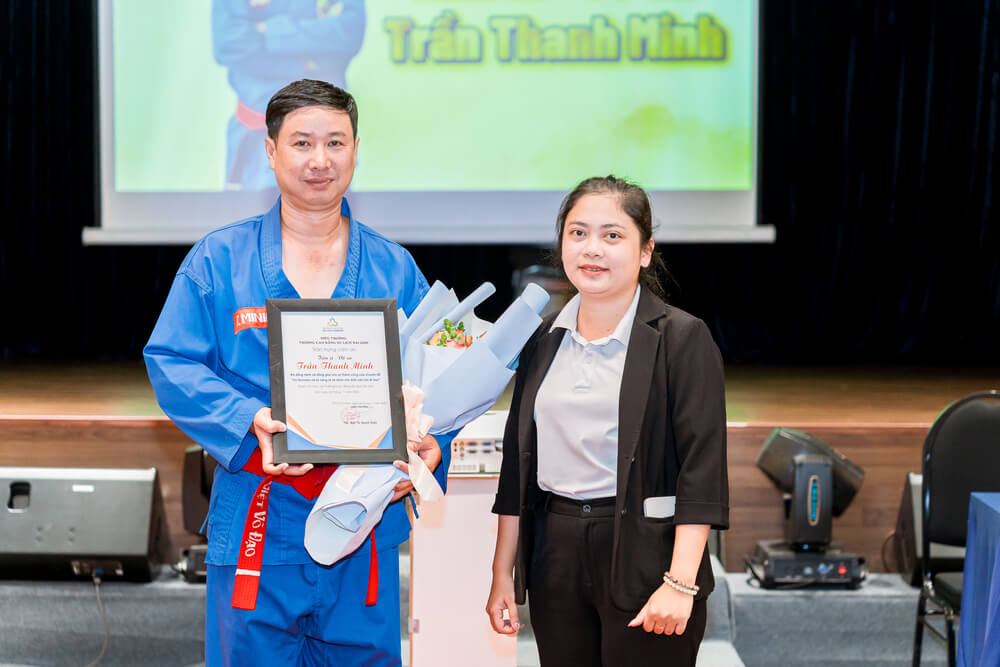 Trường gửi hoa và thư cảm ơn đến võ sư Trần Thanh Minh