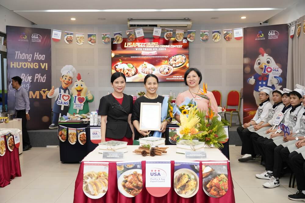 Trường trao hoa và thư cảm ơn đến Nhà Tài trợ USAPEEC