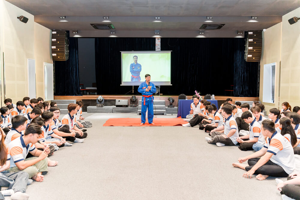 Võ sư Trần Thanh Minh chia sẻ các kiến thức hữu ích đến sinh viên