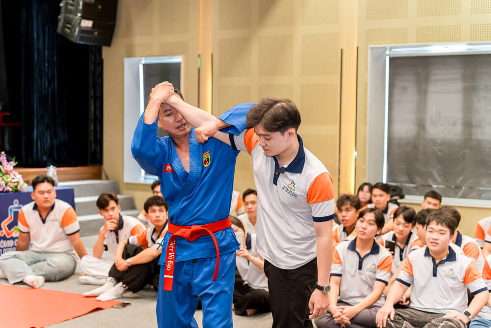 Võ sư Trần Thanh Minh thị phạm cho sinh viên theo dõi