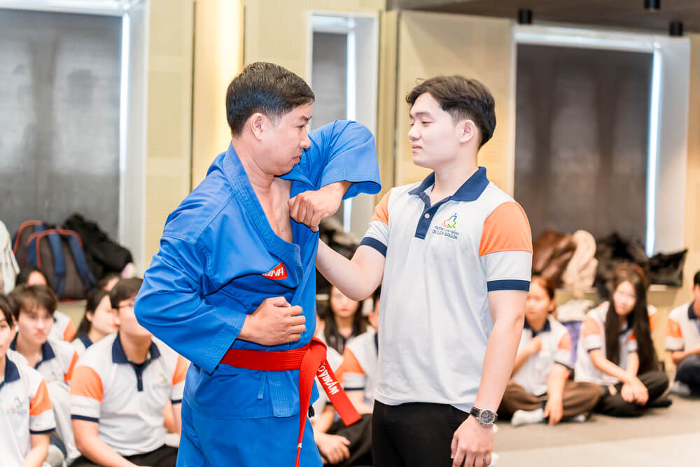 Võ sư Trần Thanh Minh thực hiện động tác cho sinh viên theo dõi