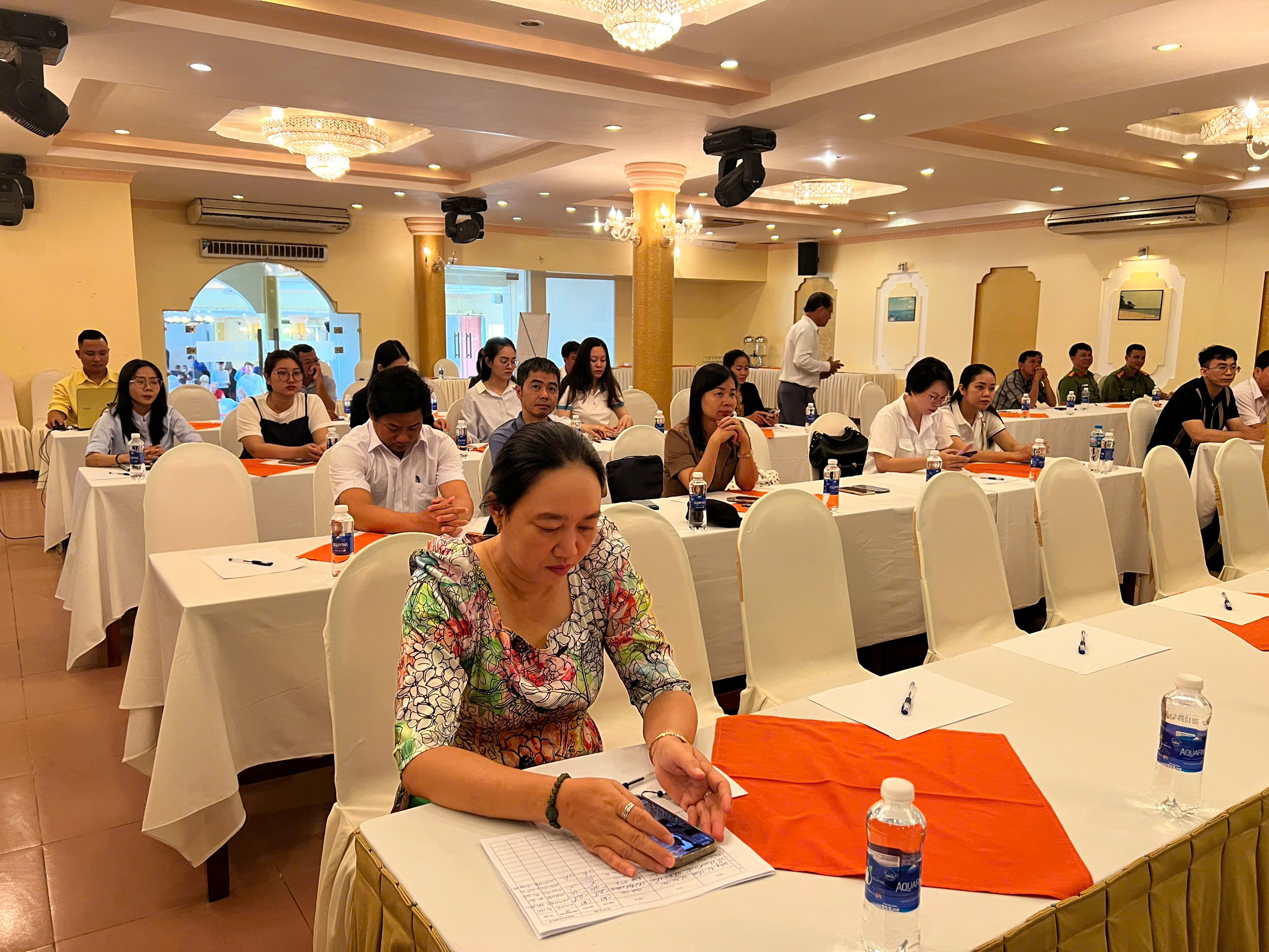 Học viên tập trung trước giờ chuẩn bị khóa học