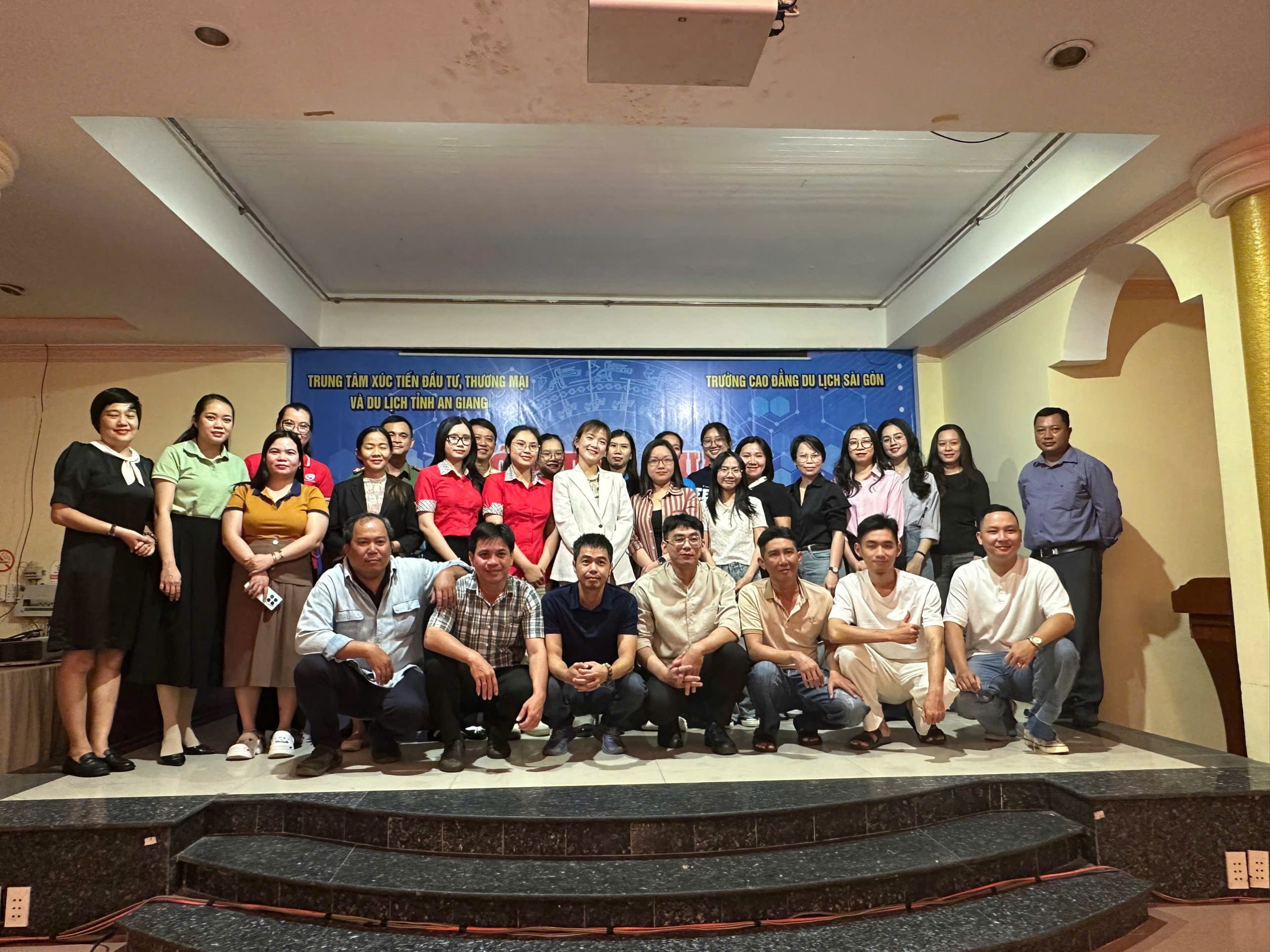 Học viên chụp ảnh sau khóa học