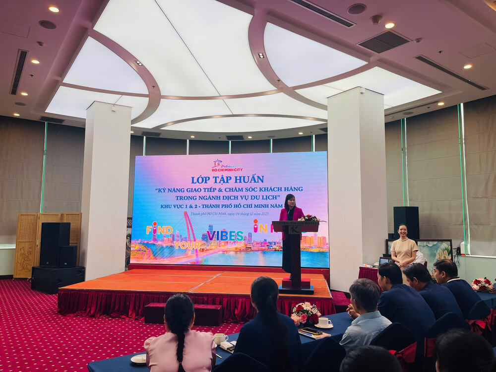 Bà Võ Ngọc Điệp – Trưởng phòng Quản lý Cơ sở Lưu trú Du lịch - Sở Du lịch Thành phố Hồ Chí Minh phát biểu khai giảng