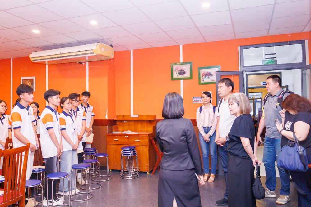 Đại diện Chye Thiam Maintenance Pte Ltd (Singapore) và Công ty TNHH Đầu tư Phát triển Polaris tham quan phòng thực hành tại Cao đẳng Du lịch Sài Gòn