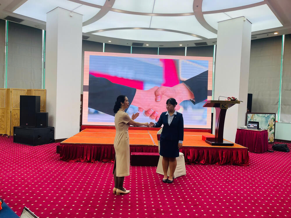 Cô Ông Thanh Hà dạy cách bắt tay đúng chuẩn