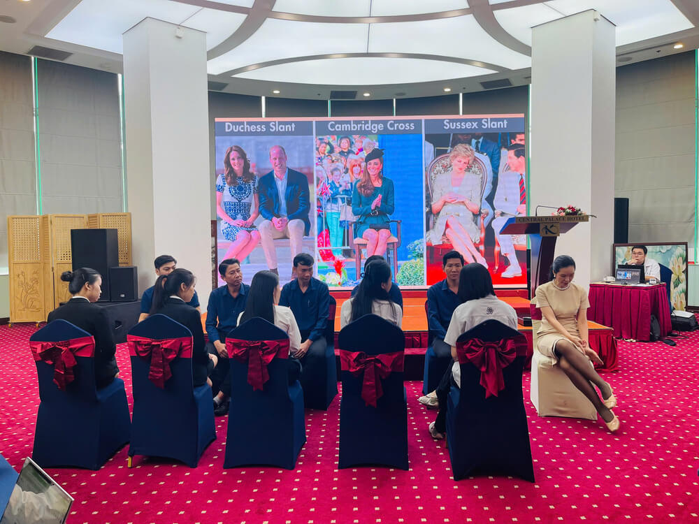 Cô Ông Thanh Hà dạy cách ngồi thanh lịch