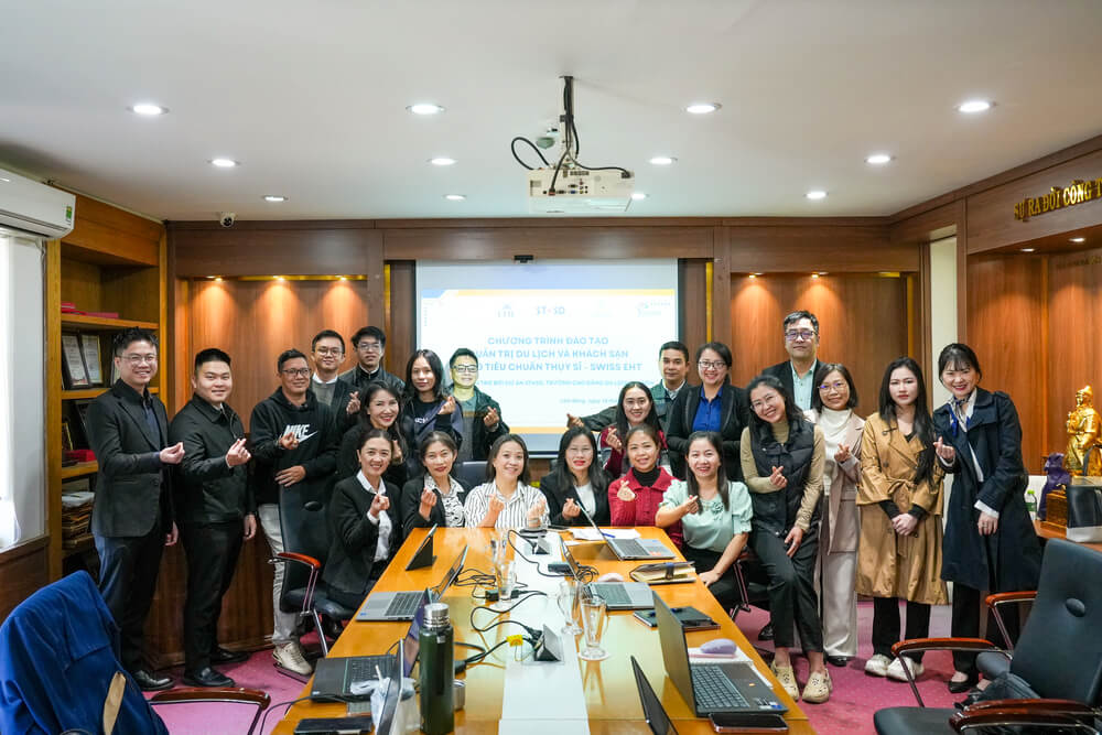 Cô Tôn Nữ Minh Hằng chụp ảnh lưu niệm cùng các học viên tại Lâm Đồng