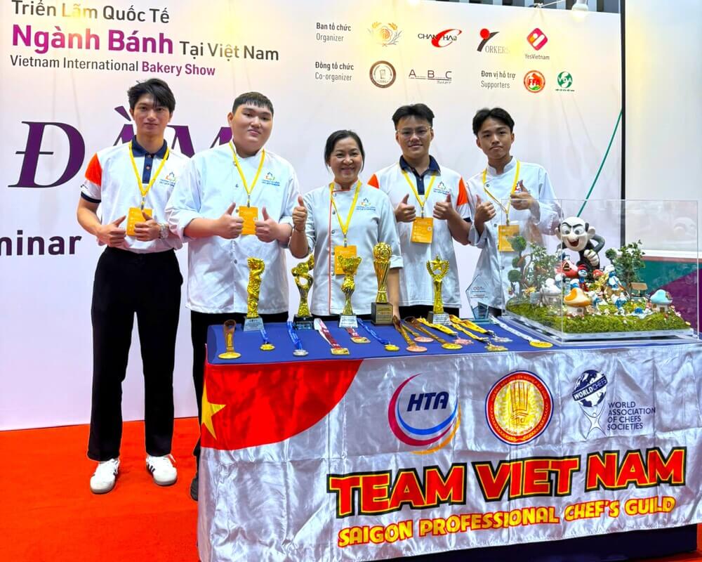 Giảng viên Phan Thúy Oanh cùng Sinh viên chuyên ngành Kỹ thuật Chế biến Món ăn tham dự Triển lãm Quốc tế ngành Bánh tại Việt Nam 2025